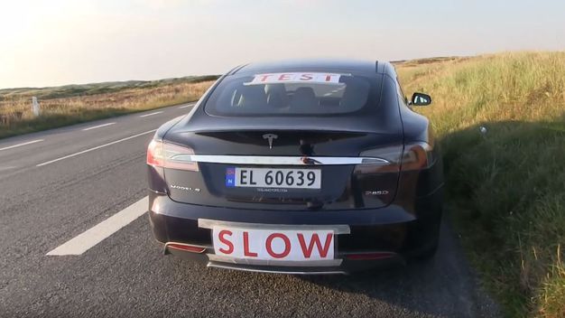 Der Norweger Bjorn Nyland hat sein Elektroauto Tesla Model S P85D mit Hinweistafeln ausgestattet, da er nur mit einer Durchschnittsgeschwindigkeit von 39 km/h unterwegs war. Bildquelle: Screenshot Youtube (Björn Nyland)