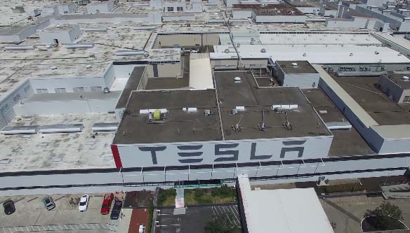 Tesla Motors Fabrik in Fremont in Kalifornien von oben. Bildquelle: Screenshot Youtubevideo von Stephen Powelson / Youtube.com