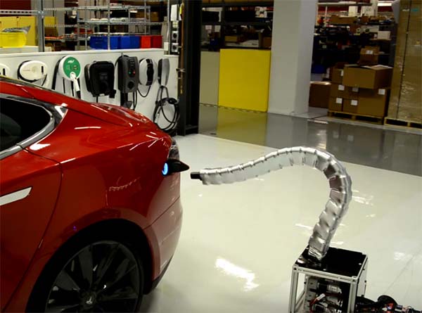 Der schlangenähnliche Roboterarm lädt das Elektroauto Tesla Model S autonom auf. Bildquelle: Screenshot von Youtube.com/Tesla Motors