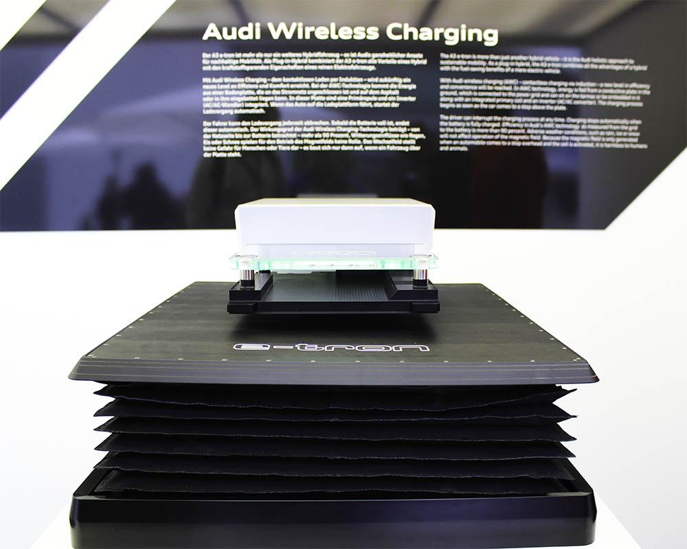 Audis Demonstrator des Wireless Charging Systems (Induktion), die Platte fährt, wenn das Fahrzeug richtig steht hoch und der Computer startet den Ladevorgang.