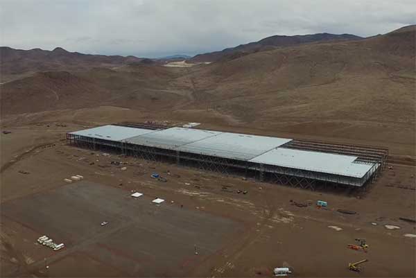 Der Youtuber Above Reno hat die Gigafactory von Tesla Motors im September 2015 mit Hilfe eines Quadcopters gefilmt. Bildquelle: Youtube.com/Above Reno