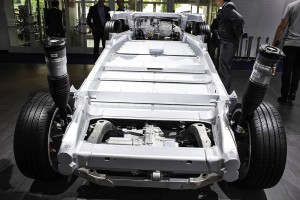 Hier sieht man den Fahrzeugrahmen, samt Elektromotoren, Stoßdämpfer und Batterieeinheit des Elektroauto Tesla Model S P90D. Dieser wurde auf der IAA 2015 in Frankfurt am Main gezeigt.