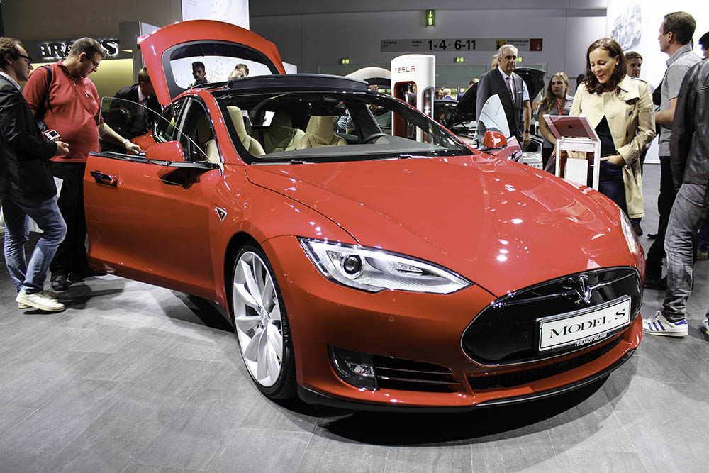 Elektroauto Tesla Model S in rot IAA 2015