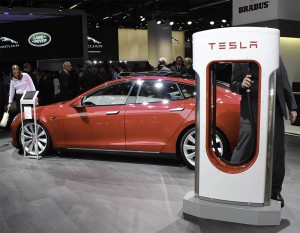 Elektroauto Tesla Model S mit Supercharger auf der IAA 2015 Frankfurt am Main