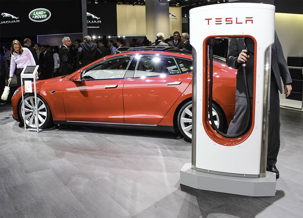 Elektroauto Tesla Model S und Supercharger auf der IAA 2015 in Frankfurt am Main.