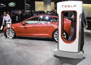 Elektroauto Tesla Model S und Supercharger IAA Frankfurt am Main
