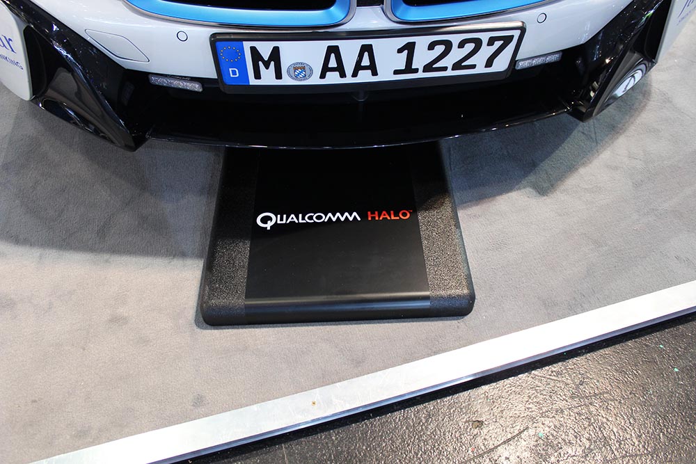 Hier sieht man die Bodenplatte für das induktive Ladesystem Qualcomm Halo. Diese kann später aber auch in dem Boden eingebaut werden.