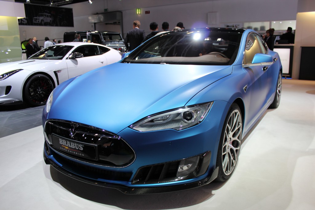 Brabus hat das Elektroauto Tesla Model S P90D mit einer Folie überzogen.