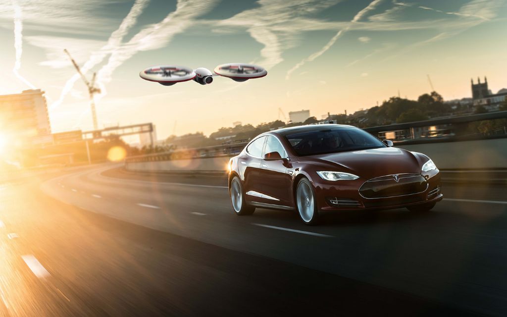 Die Tesla Drohne mit dem Elektroauto Tesla Model S. Bildquelle: Behande.com (Fraser Leid)
