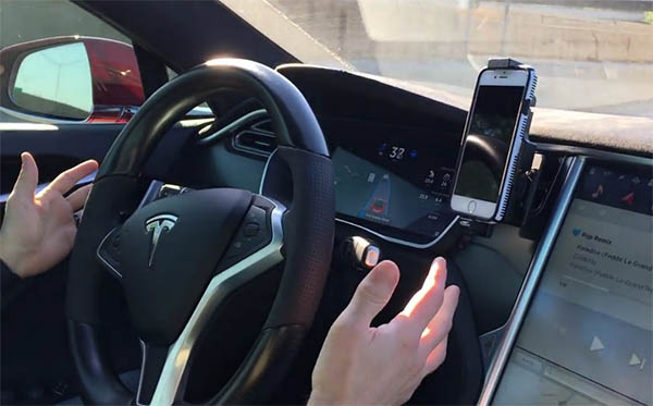 Hier testet ein Youtuber die neuen Assistenzfunktionen des Elektroauto Tesla Model S. Bildquelle: Ari Comet von Youtube.com