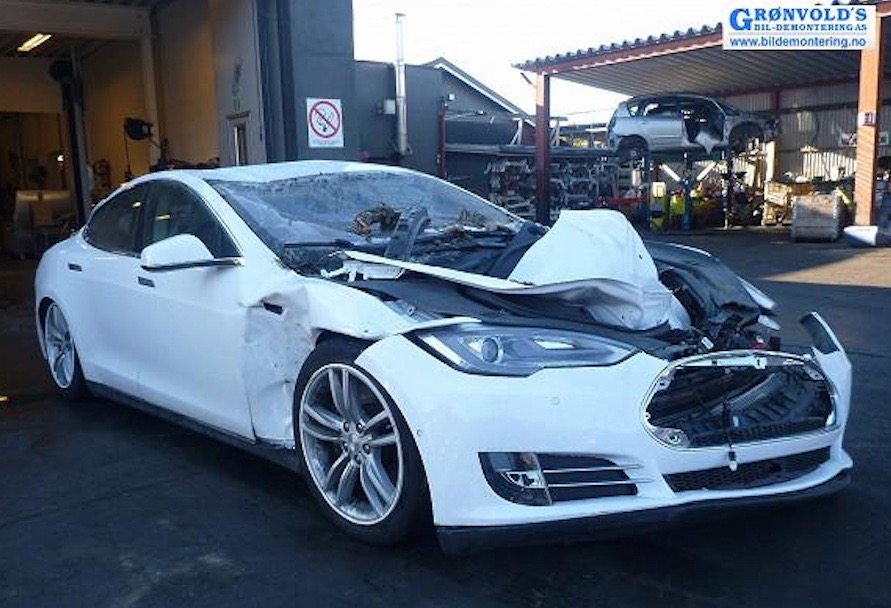 Der vordere "Kofferraum" wurde stark beschädigt. Bildquelle: Tesla Motors Club