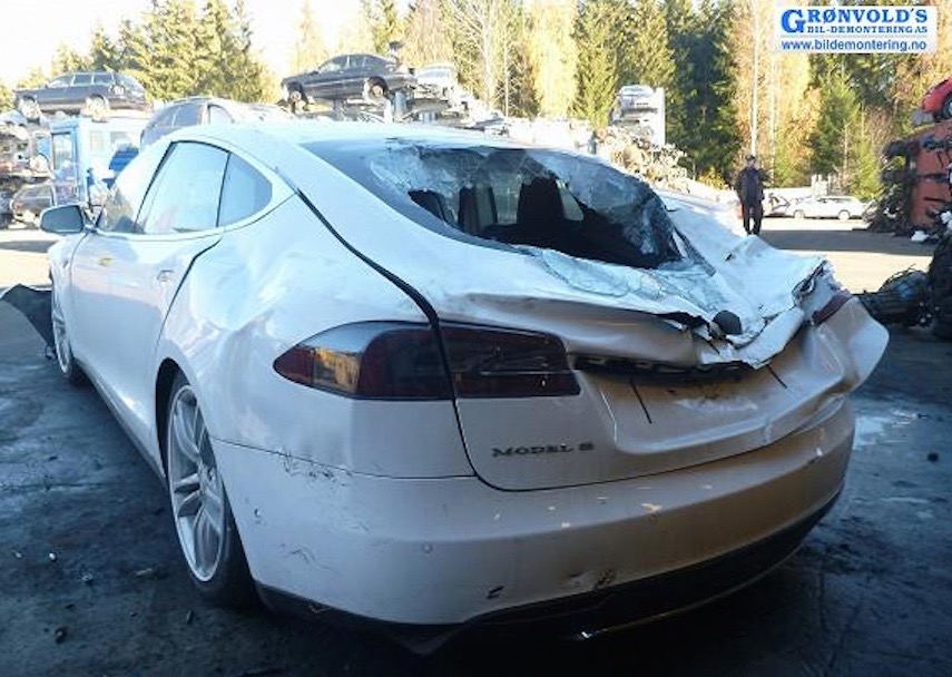 Auch das Heck des Elektroauto Tesla Model S wurde stark in Mitleidenschaft gezogen. Bildquelle: Tesla Motors Club