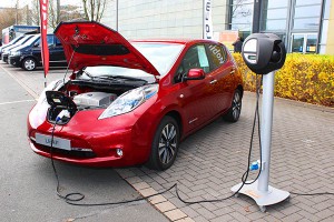 Auch in Elektroautos gibt es neben der Traktions- auch eine Starterbatterie, hier ist das Elektroauto Nissan Leaf zu sehen.