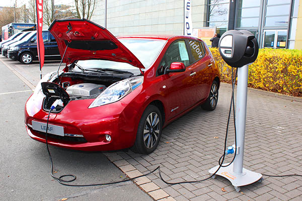 Auch in Elektroautos gibt es neben der Traktions- auch eine Starterbatterie, hier ist das Elektroauto Nissan Leaf zu sehen.