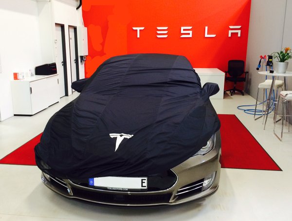 Das Elektroauto Tesla Model S mit dem neuen E-Kennzeichen. Bildquelle: Tesla Motors