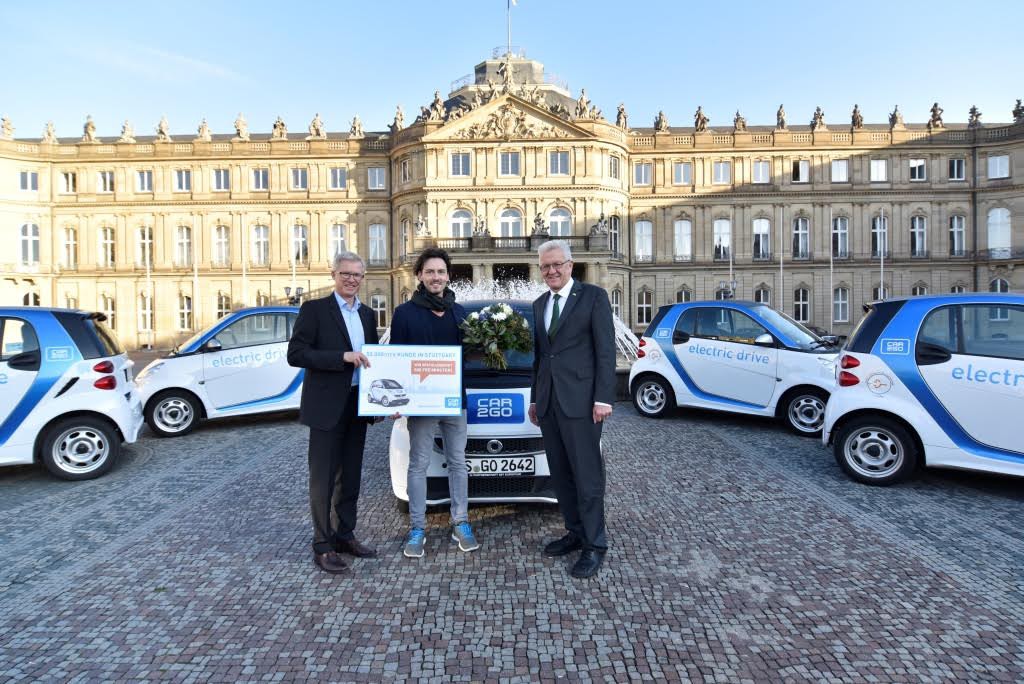 car2Go begrüßte seinen 50.000sten Kunden, (v.l.n.r.): Roland Keppler (Geschäftsführer car2go), der Stuttgarter Gastronomen Sidney Blum und Winfried Kretschmann. Bildquelle: Daimler