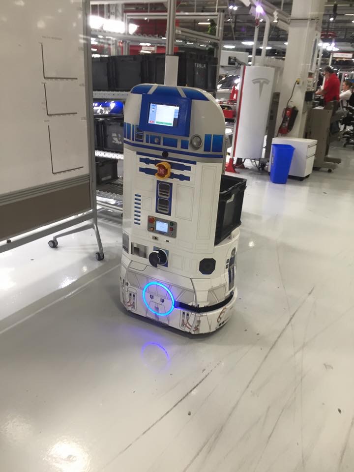 Bei Tesla Motors gibt es über 542 Roboter, manche tragen die Namen der Superhelden von X-Men und manche sehen wie Sci-Fi-Berühmheiten aus: Hier sieht ein kleiner Lieferroboter wie R2D2 aus Star Wars aus. Bildquelle: imgur | pornymcgee.