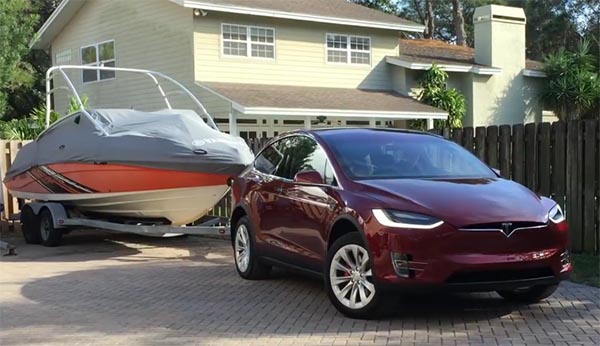 Das Elektroauto Tesla Model X ist auch ein guter Zugwagen. Bildquelle: (Screenshot) Max Kennedy, Youtube.com