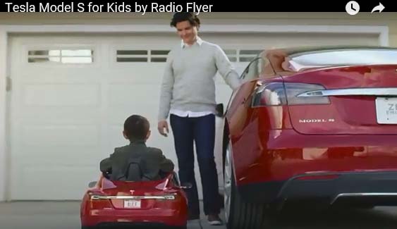 Das Elektroauto Tesla Model S gibt es nun auch für Kinder. Bildquelle: Screenshot Produktvideo von Radio Flyer / Youtube.com