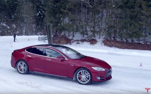 Das Elektroauto Tesla Model S im Schneetest in der Schweiz. Bildquelle: Tesla Motors / Youtube.com