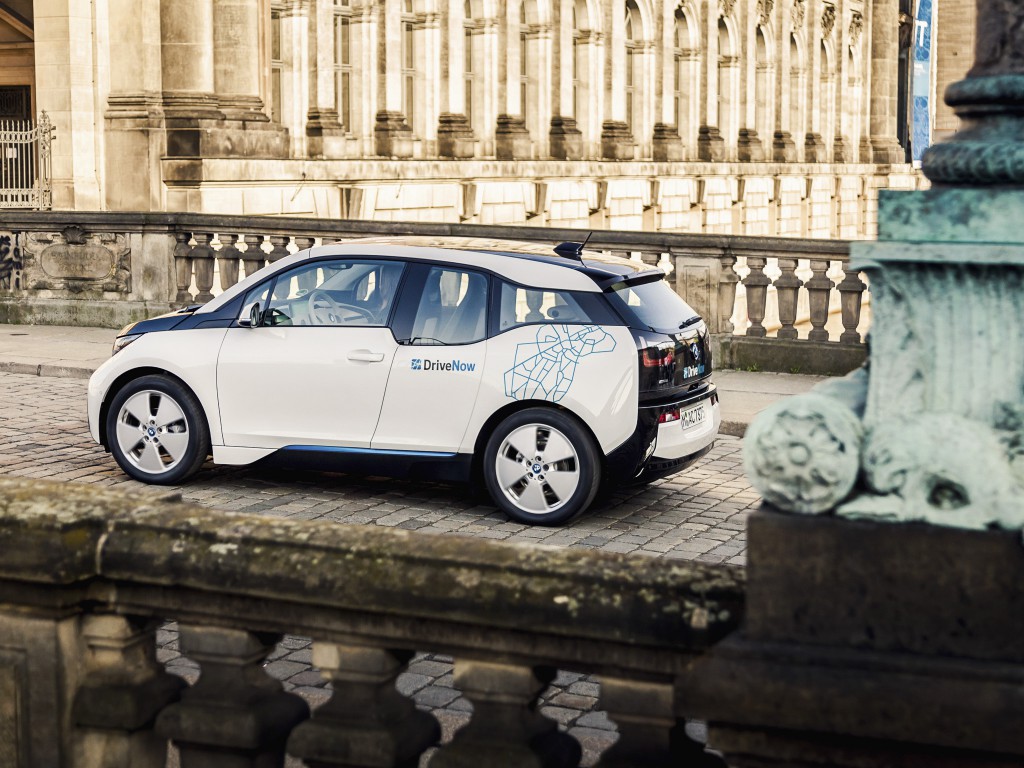 Mit dem BMW i3 bietet DriveNow in Berlin, Hamburg, München und London zudem eine rein elektrische Mobilitätslösung, die künftig auch in weiteren Städten ausgebaut wird. DriveNow gibt es derzeit in München, Berlin, Düsseldorf, Köln, Hamburg, Wien und London sowie in den USA in San Francisco. Bildquelle: DriveNow/BMW Group/Sixt
