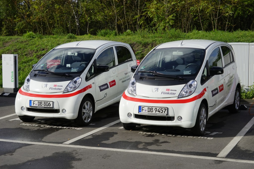  Flinkster ist das Carsharing-Angebot der Deutschen Bahn. Zur Flinkster-Flotte gehören auch die e-Flinkster genannten Elektroautos - u.a. Peugeot. Seit Sommer 2010 sind die e-Flinkster in den Städten Frankfurt (Main), Berlin und Saarbrücken unterwegs. In Berlin sind sie Bestandteil des Projektes BeMobility zur Integration von Elektrofahrzeugen in den öffentlichen Verkehr. Bildquelle: Deutsche Bahn AG/Volker Emersleben