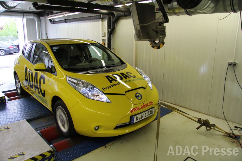 Das Elektroauto Nissan Leaf im ADAC Praxistest, der Stromer überzeugt im Dauertest, so verfügt die Batterieeinheit selbst nach 65.000 Kilometern und 1130 Ladevorgängen noch über eine Kapazität von 90 Prozen. Bildquelle "obs/ADAC"