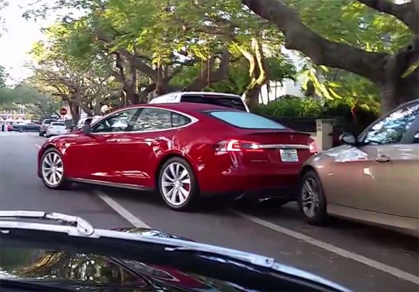 Ein Besitzer des Elektroauto Tesla Model S rammt einen BMW. Bildquelle: Revs Docent / Youtube.com