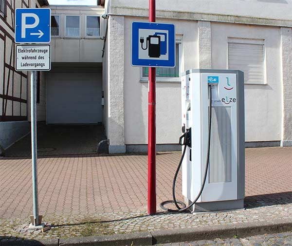 Ladestation für Elektroautos in der Kleinstadt Elze