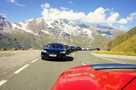 Dieses Bild ist beim letzten Event auf dem GroßGlockner entstanden, bei dem ersten schwarzen Elektroauto handelt es sich um das Tesla Model S. Bildquelle: bvmobil.at 