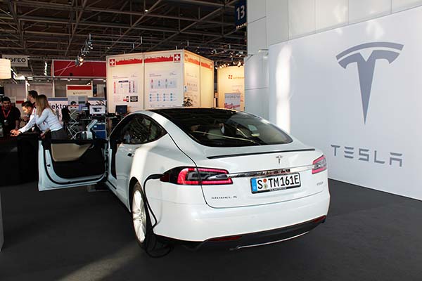 Das Elektroauto Tesla Model S P90D bei der CeBit in Hannover (Jahr 2016)