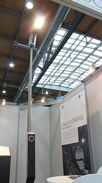 Auf der Hannover Messe hat eluminocity sein Light & Charge System präsentiert, die Ladestation kann auch an andere Straßenlaternen montiert werden. Der Vorteil ist hierbei, dass es bei vielen Parkplätzen bereits Straßenlaternen gibt und man so schnell und einfach die Ladeinfrastruktur verbessern kann. 