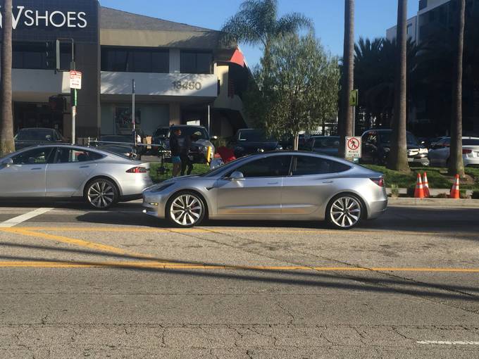 Elektroauto Tesla Model 3 auf der Straße. Bildquelle: MichaelAmbrosi (https://www.reddit.com/user/MichaelAmbrosi)
