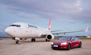 Elektroauto Tesla Model S P90D vs Boing 737. Bildquelle: Qantas