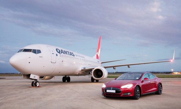 Elektroauto Tesla Model S P90D vs Boing 737. Bildquelle: Qantas 