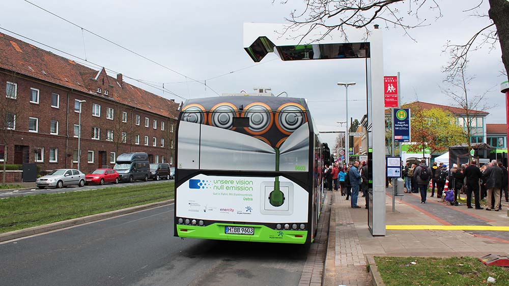 Elektrobus Solaris in Hannover von hinten mit Ladestation