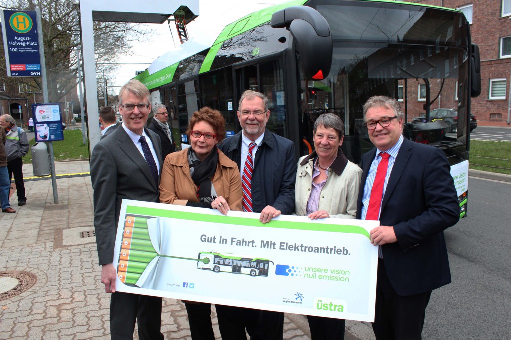 Foto zum Start der Testphase mit Bundesumweltministerin Dr Barbara Hendricks (2. von rechts) und Hauke Jagau (ganz rechts im Bild, Regionspräsident der Region Hannover) 