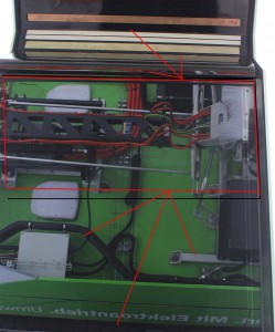 Schunk-Panthograph des Elektrobus Solaris in Hannover wenn er eingefahren ist, dieses Foto ist durch eine Spiegelung im Schnelllader entstanden. Die roten Linien sollen den eingefahrenen Schunk-Panthographen besser ersichtlich machen.