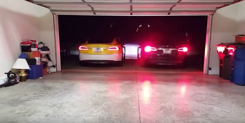 2 Exemplare des Elektroauto Tesla Model S parken autonom ein. Bildquelle: Jason Hughes / Youtube.com