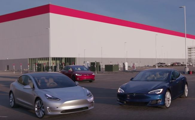 Die 3 aktuell verfügbaren Elektroautos von Tesla Motors (vlnr): Model 3 (silber), Model X (rot) und das Model S (blau). Bildquelle: Motor Trend (Screenshot von Youtube.com) 