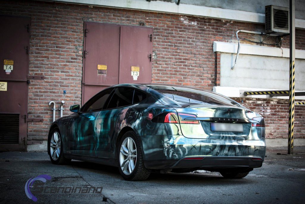 Ein Exemplar des Elektroauto Tesla Model S im Zombie-Design,  dieses Meisterwerk wurde allerdings nicht lackiert, sondern mit einer Folie erschaffen. Bildquelle: Scandinano