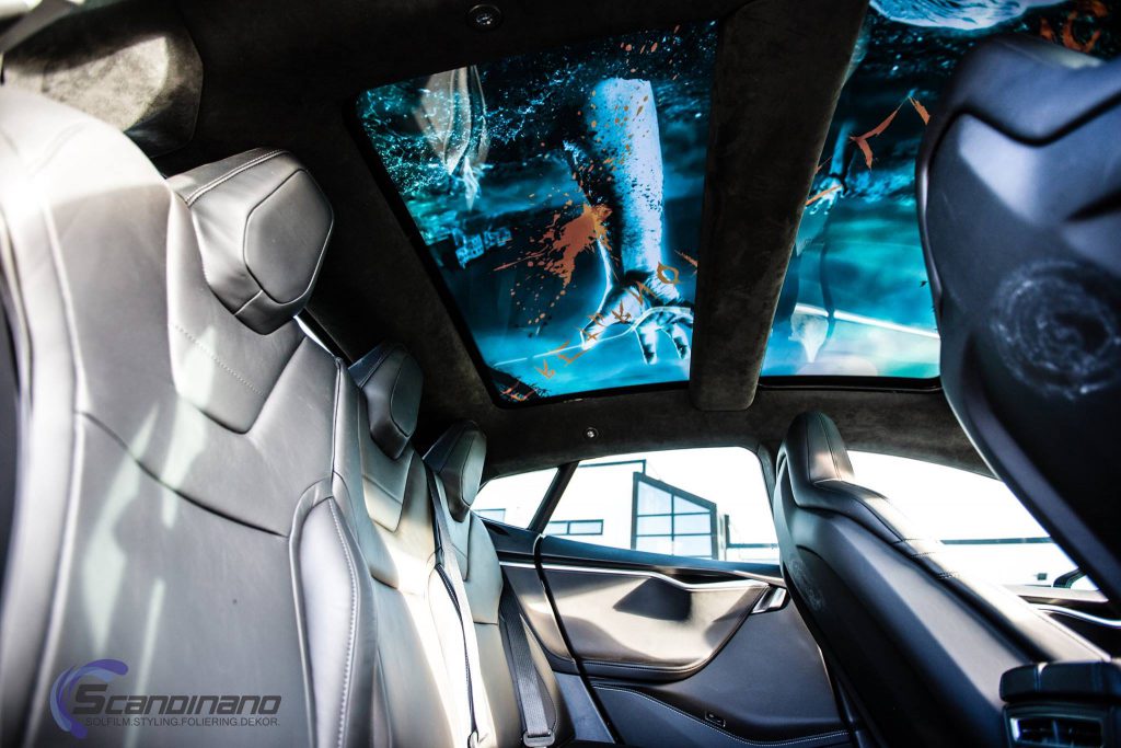 Ein Exemplar des Elektroauto Tesla Model S im Zombie-Design, dieses Meisterwerk wurde allerdings nicht lackiert, sondern mit einer Folie erschaffen. Bildquelle: Scandinano