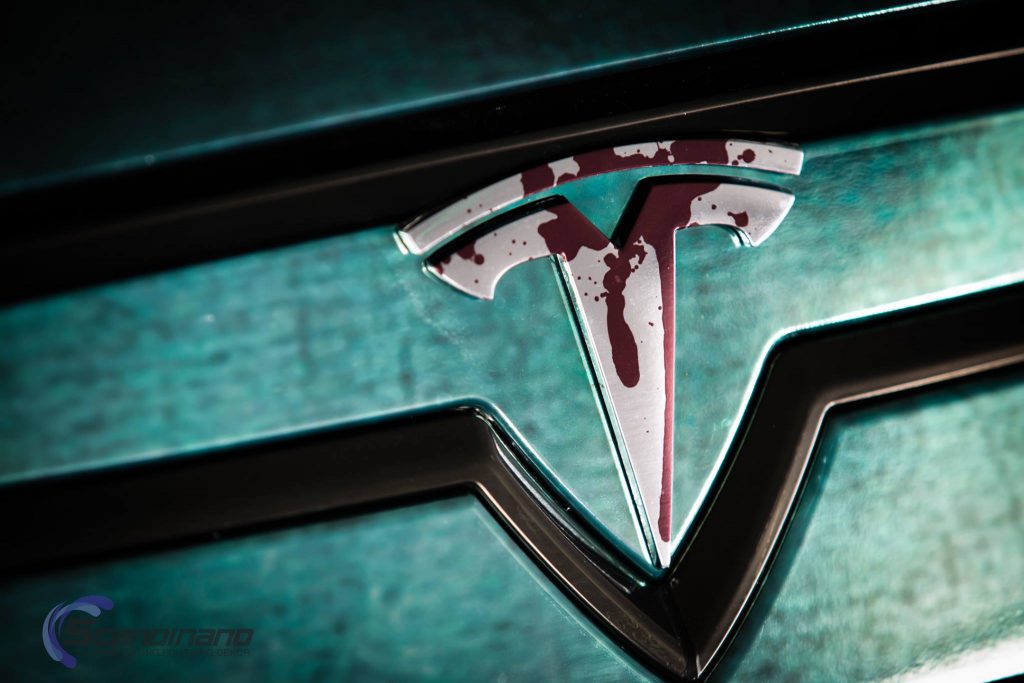 Ein Exemplar des Elektroauto Tesla Model S im Zombie-Design,  dieses Meisterwerk wurde allerdings nicht lackiert, sondern mit einer Folie erschaffen. Bildquelle: Scandinano