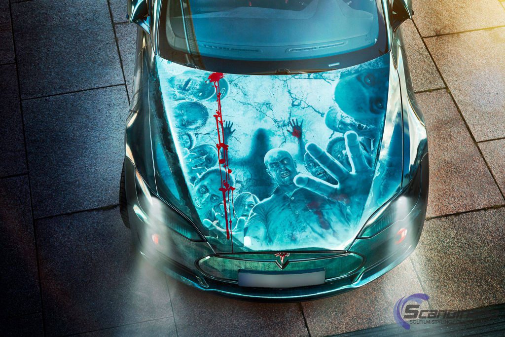 Ein Exemplar des Elektroauto Tesla Model S im Zombie-Design, dieses Meisterwerk wurde allerdings nicht lackiert, sondern mit einer Folie erschaffen. Bildquelle: Scandinano