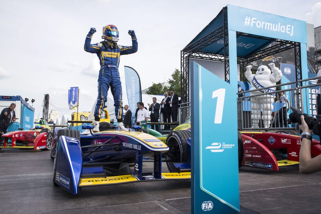 Gewinner der Formel E in Berlin: Sebastien Buemi auf seinem Elektroauto, Renault e.dams.    .2015/2016 FIA Formula E Championship. Berlin ePrix, Berlin, Germany. Saturday 21 May 2016. Sebastien Buemi (SUI), Renault e.Dams Z.E.15 celebrates in Parc ferme Photo: Andrew Ferraro/LAT/Formula E ref: Digital Image _14P4622