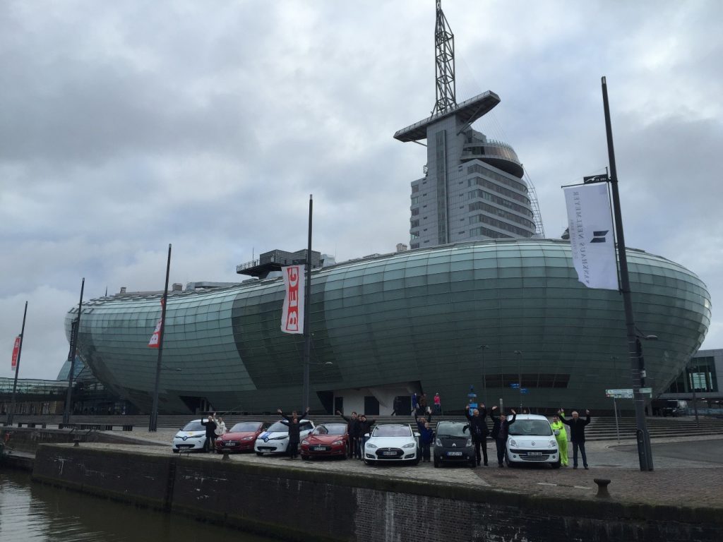 : Teilnnehmer der WAVE 2016 aus Norddeutschland treffen im März 2016 sich vor dem Klimahaus und dem Atlantic Hotel Sail City. Bildquelle: Wavetrophy