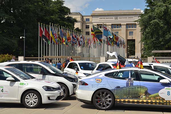 Hier sieht man einen Teil der Teilnehmer mit ihren Elektroautos vor dem UNO-Gebäude. Bildquelle: Wavetrophy.com