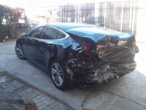 Elektroauto Tesla Model S mit Unfallschaden - von hinten sieht der Edelstromer nicht mehr so gut aus. Bildquelle: Craiglist
