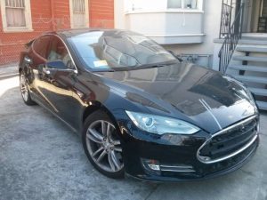 Elektroauto Tesla Model S mit Unfallschaden - teurer Schrott und Schnäppchen. Bildquelle: Craiglist