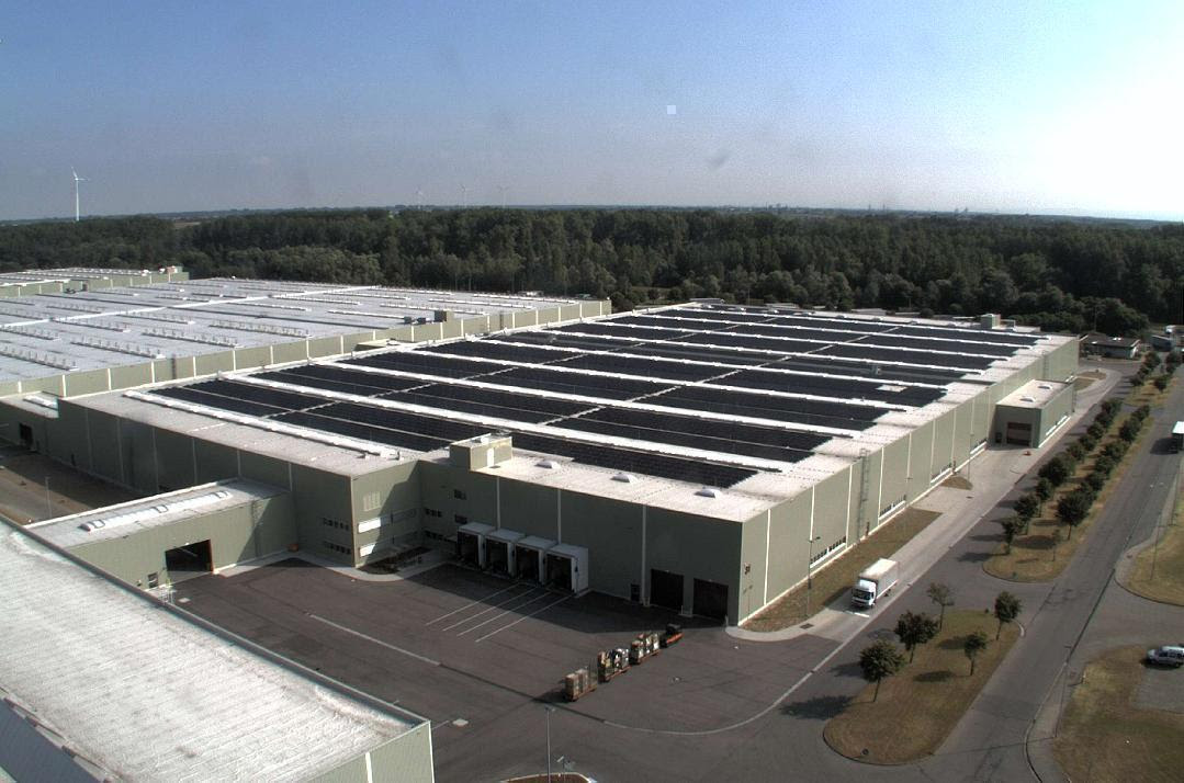 Jeder Zentimeter effizient genutzt: Auf dem Dach einer neu errichteten Logistikhalle des Global Logistics Center ist eine 15.000 Quadratmeter große Photovoltaikanlage in Betrieb gegangen. Bildquelle: Daimler AG